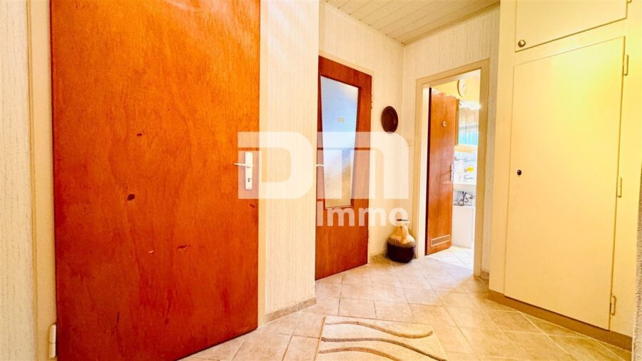 Ein- bis Zweifamilienhaus mit viel Potenzial in idyllischer Lagemit Terrasse und Garage - EG Flur / Diele